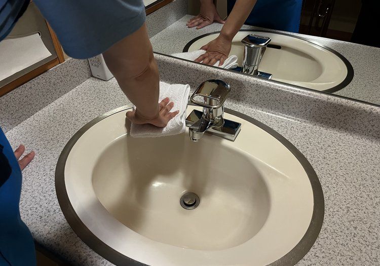 洗面まわりの清掃の様子。水まわりもきめ細かく、ていねいに仕上げていきます。
