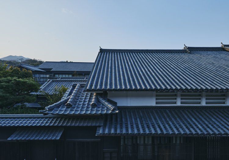 瓦屋根が連なる伝統的な佇まい。歴史ある建物を生かした宿で働けます