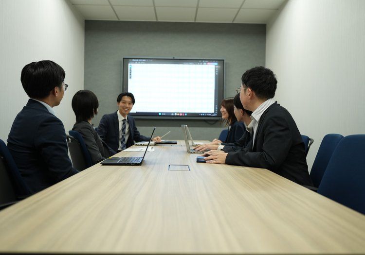 配属先が分かれても、研修や会議で同期と顔を合わせる機会が用意されています。