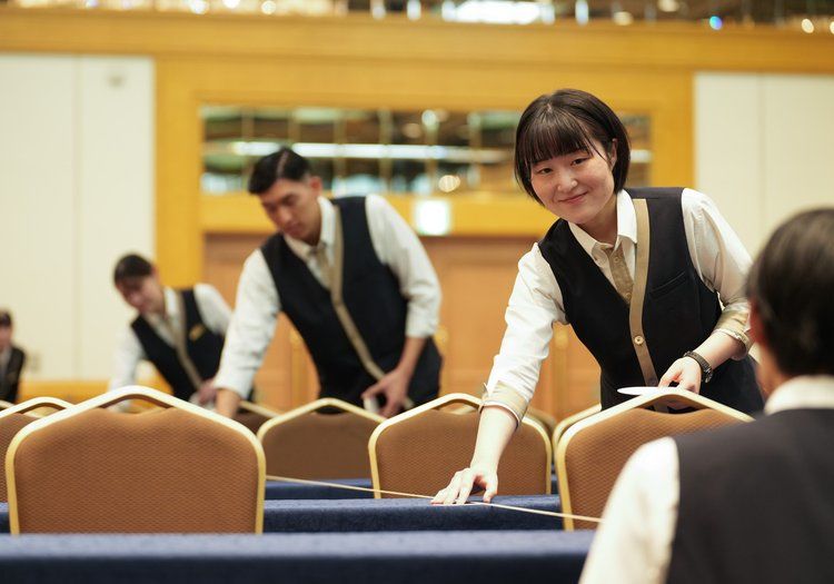 数百名規模の宴会も担当します。準備の段取りは先輩が丁寧にお教えいたします。