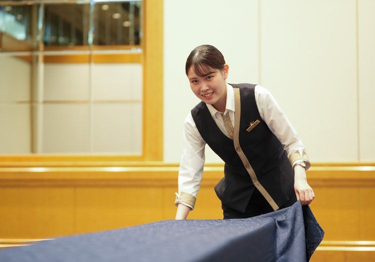 宴会場のセッティングはチーム作業です。声を掛け合いながら進めていきます。