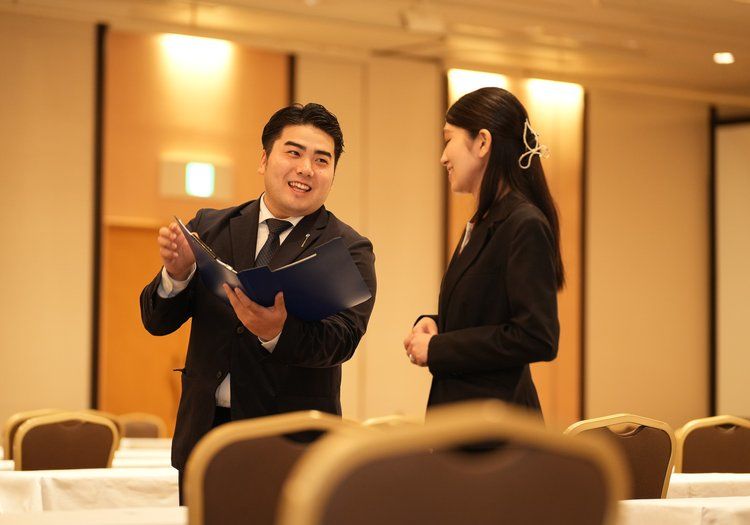 宴会を中心とした法人営業を担当します。会場の下見にも同席していただきます。