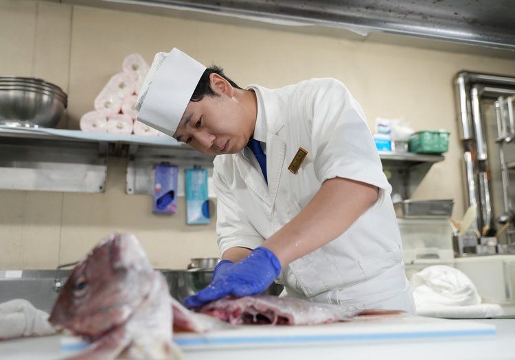 日本料理では魚の仕込みから担当。素材と向き合う時間が長い職場になります。