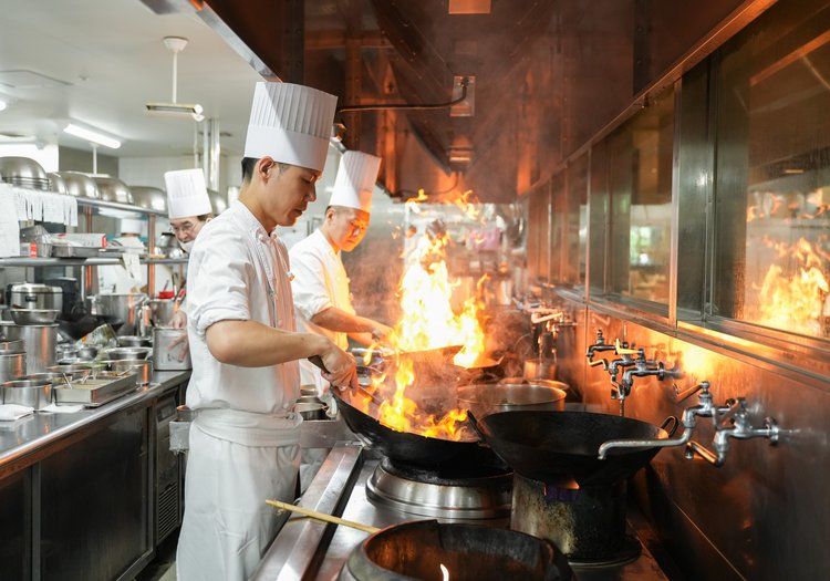 中国料理の厨房では、強い火力を活かした調理を間近で学んでいただけます。