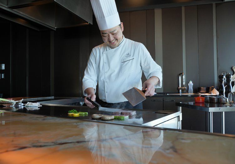 お客さまの目の前で仕上げる鉄板焼きも、当ホテルが持つ厨房のひとつです。