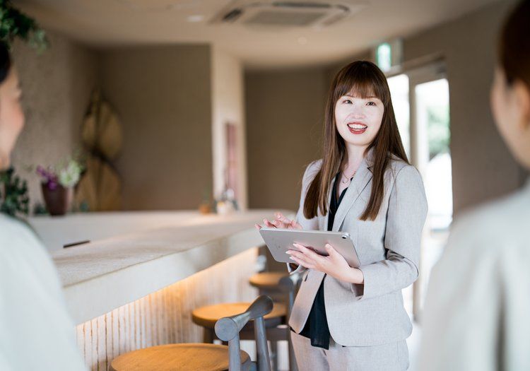 タブレット片手にお客様をご案内。スマートな接客とマネジメントを両立します。