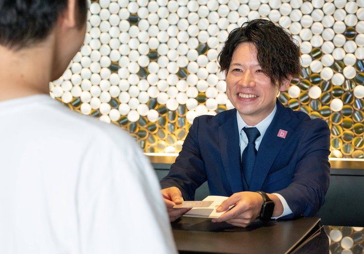 チェックイン・チェックアウトから会計まで、ゲストとの接点を幅広く担います。