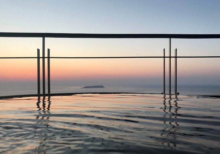 湯船の先に広がる夕暮れの海。この景色を含めた滞在をご案内するのが仲居の仕事です。