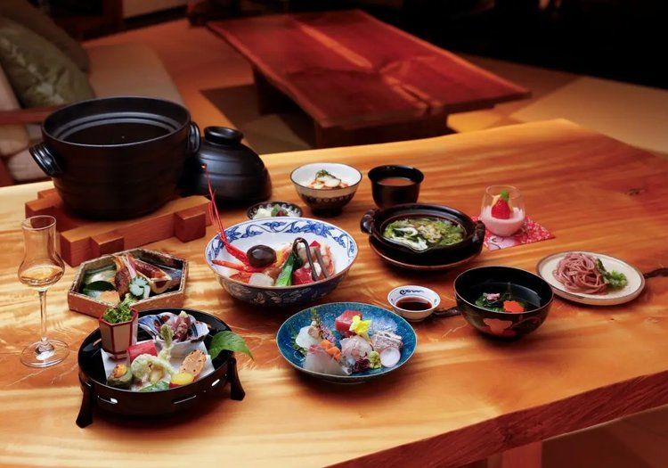 地の食材を活かしたお食事です。配膳・下膳やメニューのご説明も仲居の業務です。