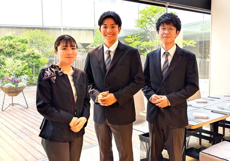 宴会当日はサービススタッフと連携。部門を越えた声掛けが日常的にあります。