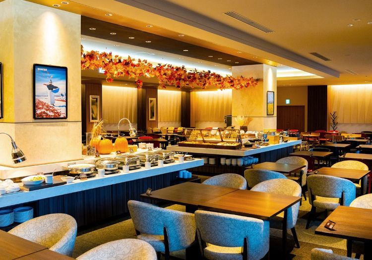 季節の装飾が彩るビュッフェレストラン。和洋食やカフェ、バーなど飲食施設も多彩です。