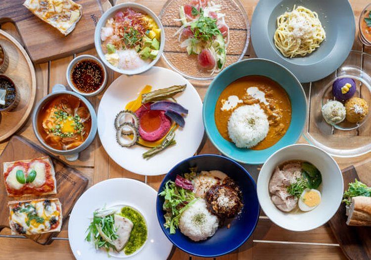 島の食材を活かした多彩な料理の数々。テーブルを囲めば自然と会話が弾みます。