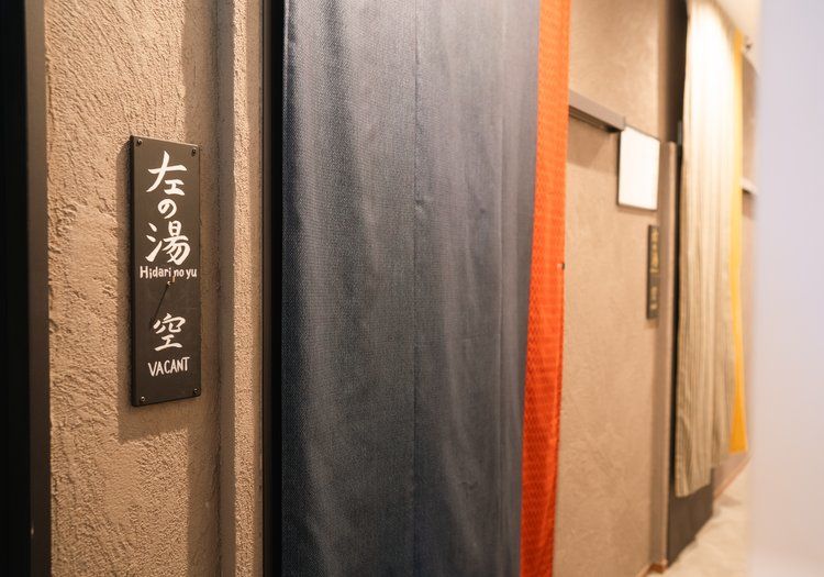 宿泊者限定の貸切温泉の入口。空き状況の管理や清掃も、スタッフの大切な仕事です。