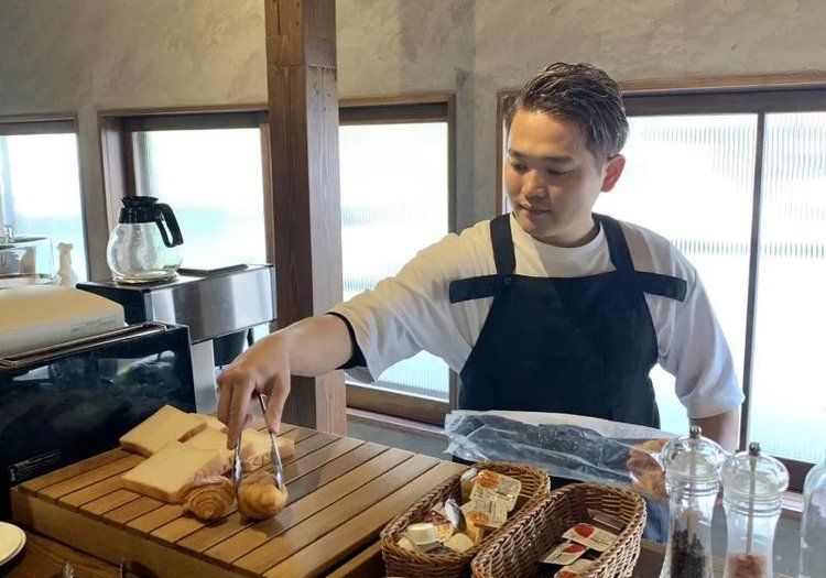 朝食の時間に向けてパンや食器を整える様子。宿泊ゲストの一日がここから始まります。