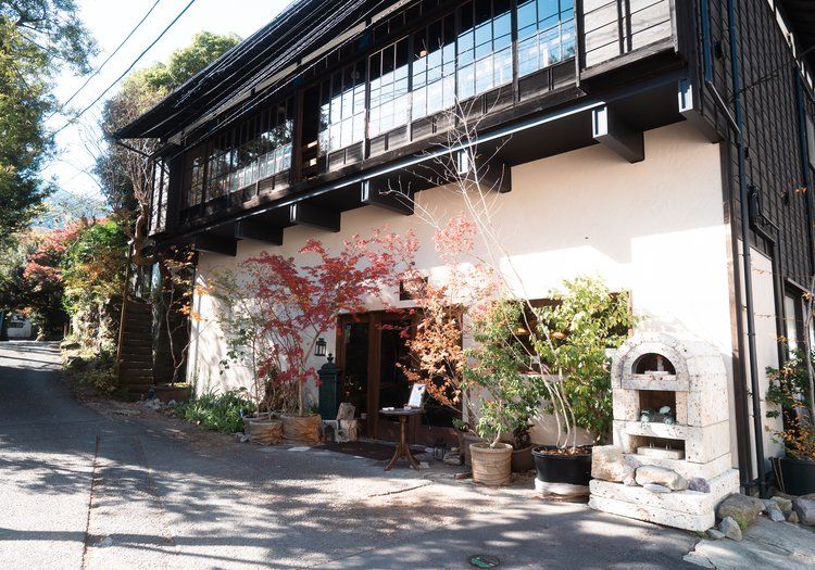 箱根湯本駅から徒歩約8分。紅葉に彩られた入口が、旅のはじまりを迎えてくれます。
