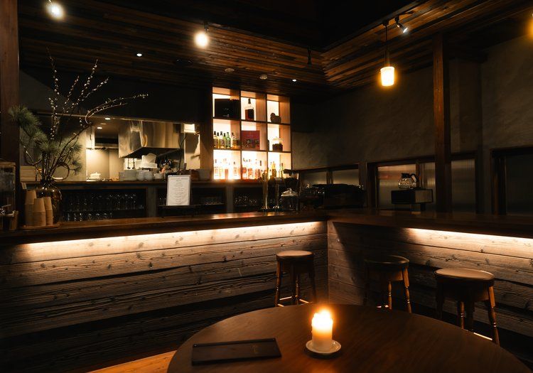 夜はバーとして営業するカフェダイニング。宿泊ゲストも地域の方も集まる場所です。