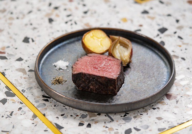 精肉卸ヤザワミート監修の灼麓館のステーキ。素材の魅力をまっすぐに伝える一皿です。