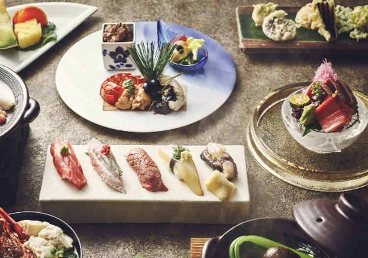 島の食材を活かした館内レストラン。ゲストのお好みに合わせてお店をご提案します。