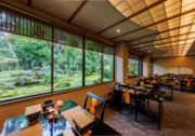 料亭では日本庭園を眺めながらお食事ができ、優雅なひとときをお楽しみいただけます