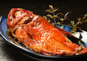 金目鯛を中心に、新鮮な魚介類を活かしたボリューム満点の夕食をご提供。