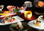 旬の厳選素材をふんだんに活かした多彩なお食事は、見た目にもこだわっています