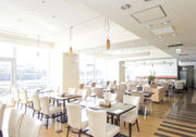 レストランはセレブな雰囲気漂う明るい店内で、ゆったりとしたお食事が楽しめる