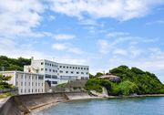 海を一望できる景色が魅力のホテルで、潮騒が心地よい音を奏でています。