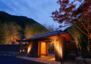 「里山の別荘」をイメージした当館。阿讃山脈の懐で、豊かな緑の中に潜む湯宿です