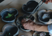 繊細な盛り付けに宿る物語。一皿一皿に想いを込めた料理を提供しています。