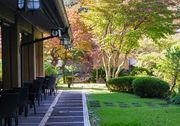 四季折々の表情を見せる豊かな自然とともに、お客様に心からのくつろぎを届けます。