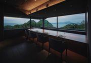 1日1組限定のプライベートダイニング。周りを気にせず、絶景と料理を堪能できます。