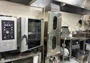 スチコン等を備えた厨房設備です。効率よく安全に調理を進められる環境が整います