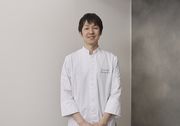 厨房を率いる総料理長。イタリアンとフレンチ双方に通じた料理人のもとで学べる環境です