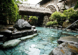 自家源泉から湧き出る天然かけ流し温泉は日本屈指の高熱温泉としても有名。