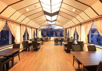 広々とした空間でゆったりと食事を楽しめるレストランでお料理を提供しています。