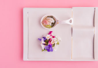 彩り豊かな花とお料理で、お客様の心を満たします。