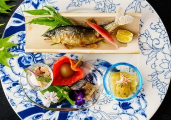 自然の恵みを生かしたお料理で、お客様をおもてなし。