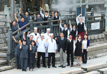 ゆあむで働くスタッフ。協力し合うことを大切にしながらおもてなしをご提供しています