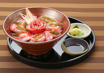 地元の食材を贅沢につかって食事の空間を華やかに彩ります