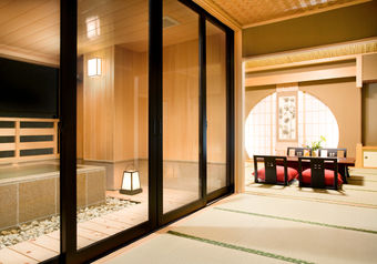 絶景と温泉かけ流しを独占する、露天風呂付き客室。