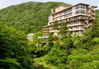 渓流を望む自然豊かな立地の湯宿「吉祥やまなか」