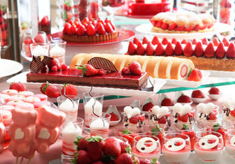 テラスカフェでは、季節のフルーツをふんだんに使用したスイーツをご提供。