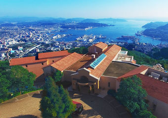 日本夜景遺産にも選ばれた佐世保市街地や、九十九島の絶景が魅力のホテルです