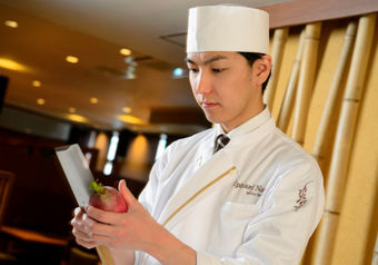 菜す乃の若き料理長。「シンプルな調理法で、那須高原ならではの日本料理を提供しませんか？」