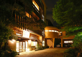 奥湯河原の入り口に位置する「湯河原温泉 源泉かけ流しの湯 オーベルジュ湯楽」