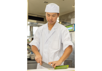 食べる宿として、夕食には贅沢な伊豆の海の幸とボリューム満点のお料理を提供します。