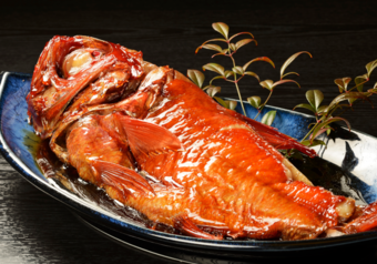 金目鯛を中心に、新鮮な魚介類を活かしたボリューム満点の夕食をご提供。