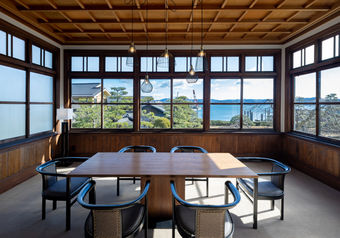 眺めの良い洋館の客室からは、海を染める朝日や庭園の全景を見わたせます