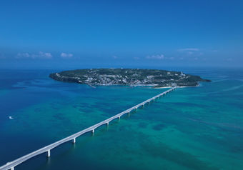 名護から車で約30分。古宇利大橋を爽快に渡った先にある、非日常のオアシスです