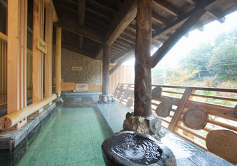 自慢の全国屈指の塩の温泉。勤務時間以外はいつでも入ることができます